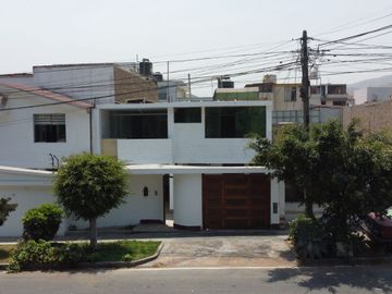 VENTA DE CASA FRENTE A PARQUE EN LAS VIÑAS DE LA MOLINA