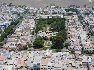 VENTA DE CASA FRENTE A PARQUE EN LAS VIÑAS DE LA MOLINA