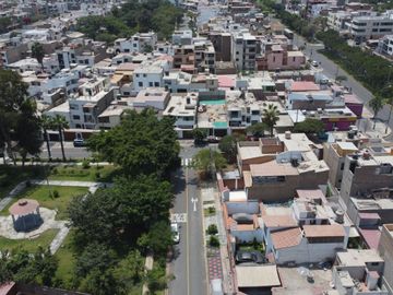 VENTA DE CASA FRENTE A PARQUE EN LAS VIÑAS DE LA MOLINA