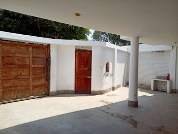 VENTA DE CASA FRENTE A PARQUE EN LAS VIÑAS DE LA MOLINA