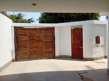 VENTA DE CASA FRENTE A PARQUE EN LAS VIÑAS DE LA MOLINA