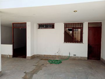 VENTA DE CASA FRENTE A PARQUE EN LAS VIÑAS DE LA MOLINA