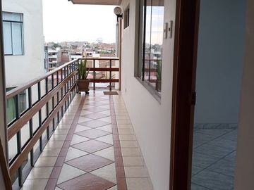 AMPLIO DEPARTAMENTO DUPLEX EN URB. VILLASOL ZONA CENTRICA EN LOS OLIVOS