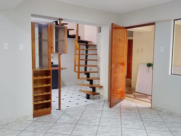 AMPLIO DEPARTAMENTO DUPLEX EN URB. VILLASOL ZONA CENTRICA EN LOS OLIVOS