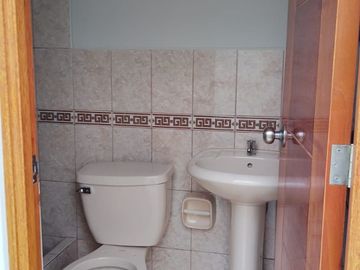 AMPLIO DEPARTAMENTO DUPLEX EN URB. VILLASOL ZONA CENTRICA EN LOS OLIVOS