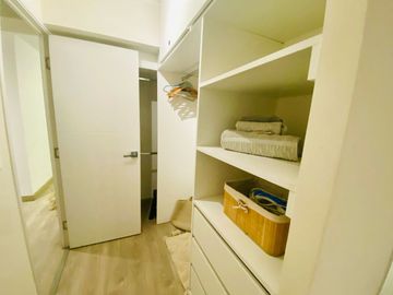 ¡Moderno departamento amoblado en alquiler! A 1 cuadra del Centro Financiero de San Isidro 📍 Ubicación privilegiada