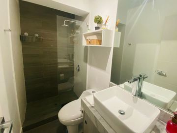 ¡Moderno departamento amoblado en alquiler! A 1 cuadra del Centro Financiero de San Isidro 📍 Ubicación privilegiada