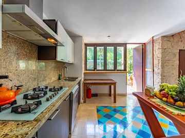 Espectacular casa en venta en Parque Xcaret – 4 recámaras con alberca y jardín privado