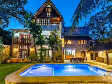 Espectacular casa en venta en Parque Xcaret – 4 recámaras con alberca y jardín privado