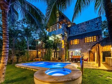 Espectacular casa en venta en Parque Xcaret – 4 recámaras con alberca y jardín privado