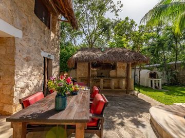 Espectacular casa en venta en Parque Xcaret – 4 recámaras con alberca y jardín privado