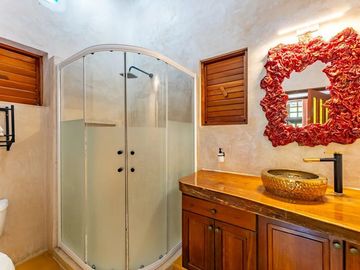 Espectacular casa en venta en Parque Xcaret – 4 recámaras con alberca y jardín privado
