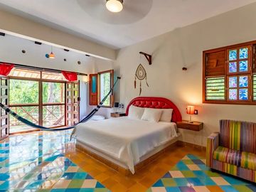 Espectacular casa en venta en Parque Xcaret – 4 recámaras con alberca y jardín privado