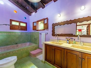 Espectacular casa en venta en Parque Xcaret – 4 recámaras con alberca y jardín privado