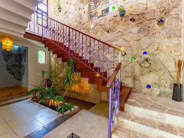 Espectacular casa en venta en Parque Xcaret – 4 recámaras con alberca y jardín privado
