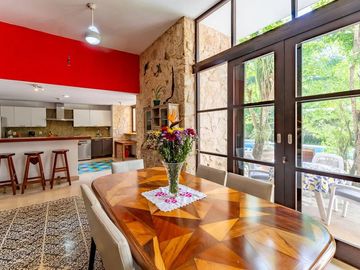 Espectacular casa en venta en Parque Xcaret – 4 recámaras con alberca y jardín privado