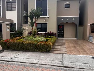 hermosa casa Urb, Romareda