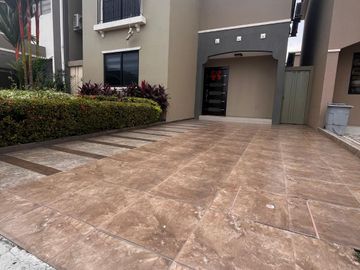 hermosa casa Urb, Romareda