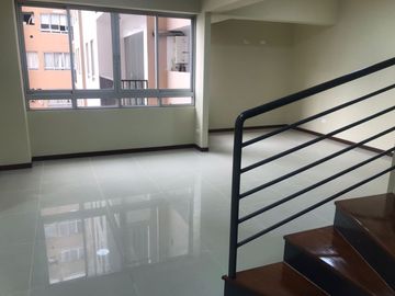 SE VENDE LINDO DEPARTAMENTO  DUPLEX, MODERNO EDIFICIO – CERCADO DE LIMA