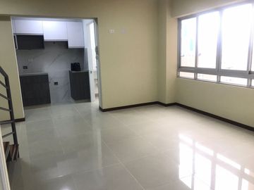 SE VENDE LINDO DEPARTAMENTO  DUPLEX, MODERNO EDIFICIO – CERCADO DE LIMA