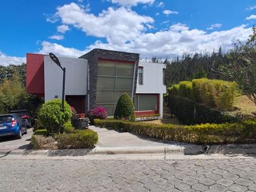 VENDO CASA TACURI NAYON CUMBAYÁ QUITO URBANIZACIÓN