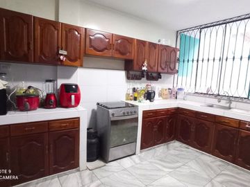 VENTA DE CASA DE TRES PISOS EN EL DISTRITO DE LA PERLA   CALLAO