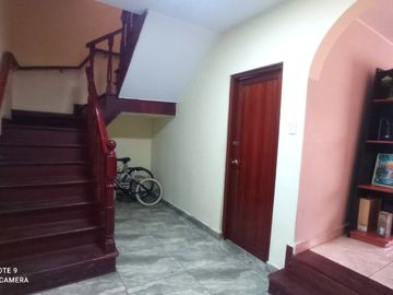 VENTA DE CASA DE TRES PISOS EN EL DISTRITO DE LA PERLA   CALLAO