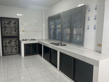 For Sale Single House with 6 Bedrooms, Outside of a Project, Near Chiang Mai Provincial Hall