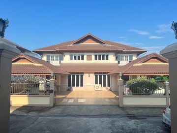 For Sale Single House with 6 Bedrooms, Outside of a Project, Near Chiang Mai Provincial Hall