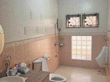 For Sale Single House with 6 Bedrooms, Outside of a Project, Near Chiang Mai Provincial Hall