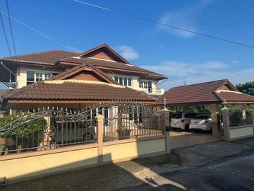 For Sale Single House with 6 Bedrooms, Outside of a Project, Near Chiang Mai Provincial Hall