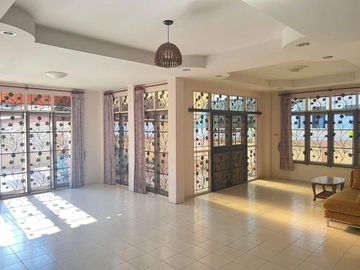 For Sale Single House with 6 Bedrooms, Outside of a Project, Near Chiang Mai Provincial Hall