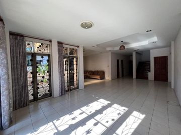 For Sale Single House with 6 Bedrooms, Outside of a Project, Near Chiang Mai Provincial Hall