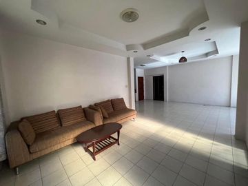For Sale Single House with 6 Bedrooms, Outside of a Project, Near Chiang Mai Provincial Hall