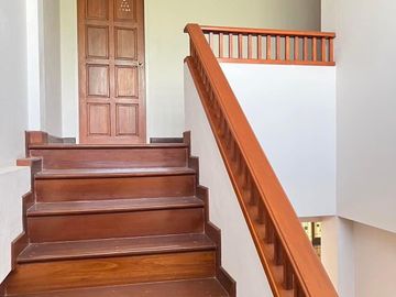 For Sale Single House with 6 Bedrooms, Outside of a Project, Near Chiang Mai Provincial Hall