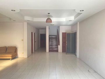 For Sale Single House with 6 Bedrooms, Outside of a Project, Near Chiang Mai Provincial Hall