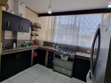 Casa Rentera en Venta en la Alborada, 4 Departamentos, Norte de Guayaquil.