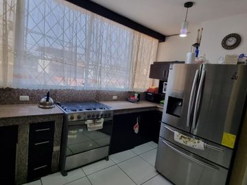 Casa Rentera en Venta en la Alborada, 4 Departamentos, Norte de Guayaquil.