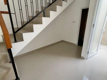 RUMAH BARU 2 LANTAI DI KAVLING DEPLU CILEDUG BINTARO TANGERANG, SHM