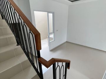 RUMAH BARU 2 LANTAI DI KAVLING DEPLU CILEDUG BINTARO TANGERANG, SHM