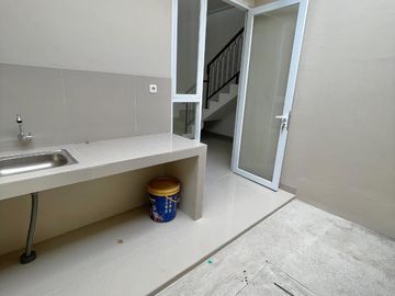 RUMAH BARU 2 LANTAI DI KAVLING DEPLU CILEDUG BINTARO TANGERANG, SHM
