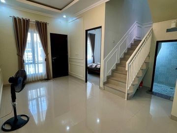 TOWNHOUSE READY STOCK 3KT FASILITAS KOLAM RENANG DAN MUSHOLLA CLUSTER NYAMAN, PAMULANG DKT VILA DAGO 900 JT-AN