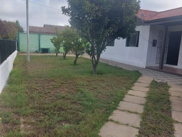 PROPIEDAD SOLIDA EN ALGARROBO.-