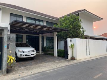 Modern house for sale located in Mae Hia, Chiangmai. The house is surrounded by shopping malls, education institutions, shops, health facilities and o