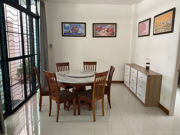 Modern house for sale located in Mae Hia, Chiangmai. The house is surrounded by shopping malls, education institutions, shops, health facilities and o