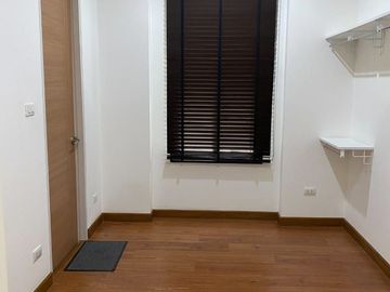 Modern house for sale located in Mae Hia, Chiangmai. The house is surrounded by shopping malls, education institutions, shops, health facilities and o