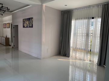 Modern house for sale located in Mae Hia, Chiangmai. The house is surrounded by shopping malls, education institutions, shops, health facilities and o