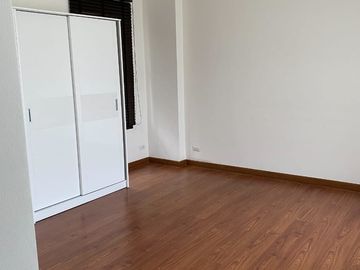 Modern house for sale located in Mae Hia, Chiangmai. The house is surrounded by shopping malls, education institutions, shops, health facilities and o