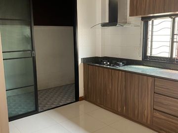Modern house for sale located in Mae Hia, Chiangmai. The house is surrounded by shopping malls, education institutions, shops, health facilities and o
