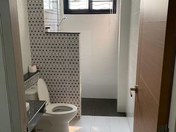 Modern house for sale located in Mae Hia, Chiangmai. The house is surrounded by shopping malls, education institutions, shops, health facilities and o